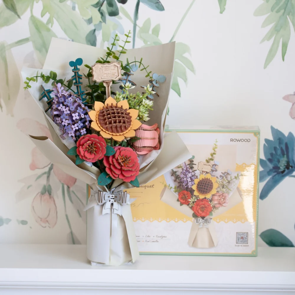 Maquette en bois d'un bouquet coloré à monter soi-même avec sa boîte