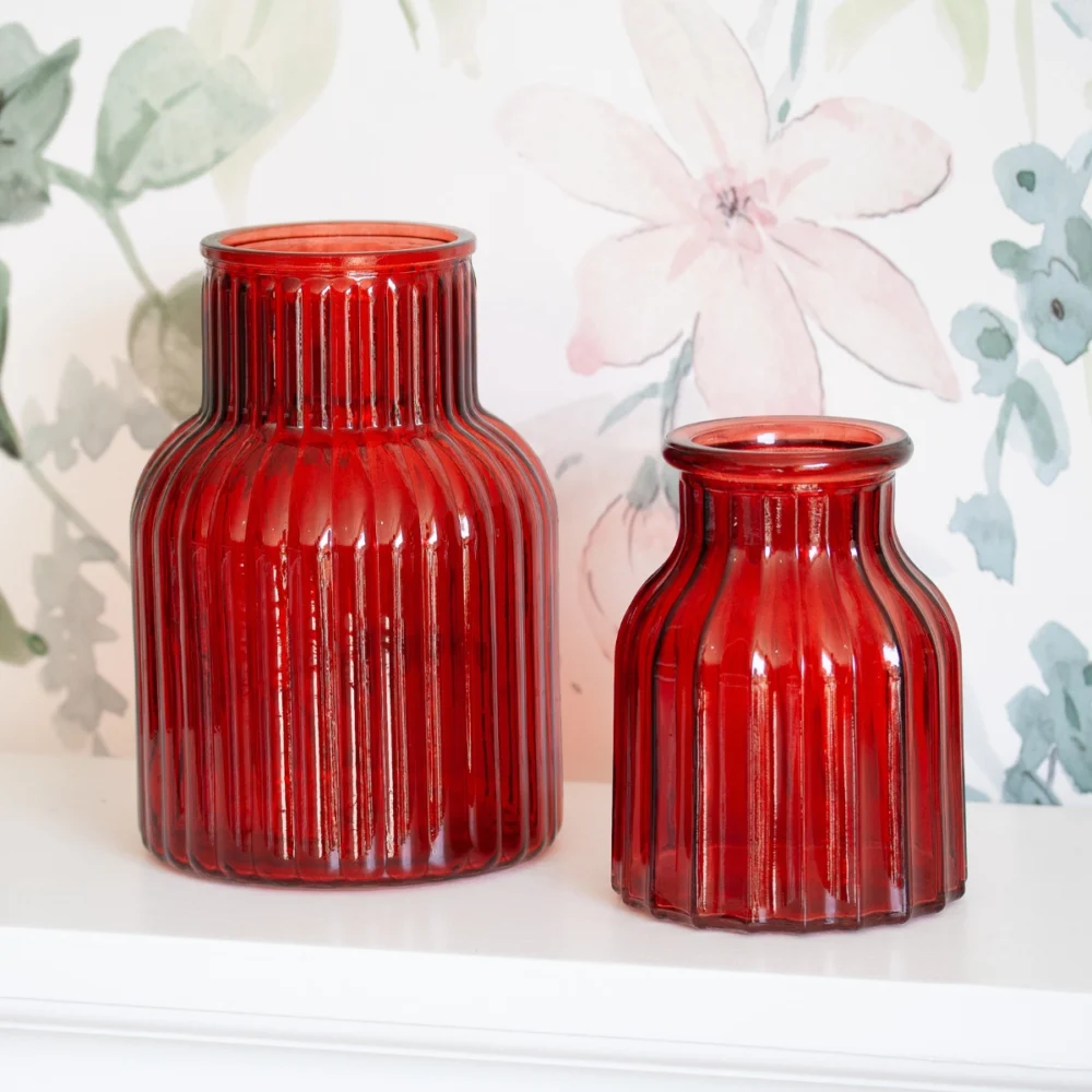Vase rouge : grand et petit modèle présentés ensemble