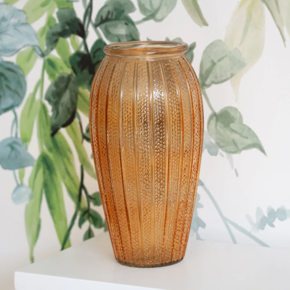 vase orange en verre, vue de face